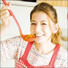 ママタレ生命ピンチ!? スザンヌの“赤ちゃん連れ回し”に賛否両論