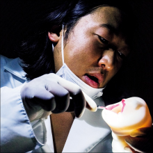 舌や喉のザラザラ感を実感!! リアルなフェラチオを体感できる『極フェラ』にロバート・秋山が悶絶?