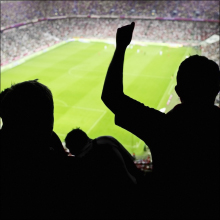 太鼓のリズムに合わせて腰振り! サッカー観戦中にパンツをずらして挿入