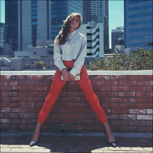 ローラ、長すぎる美脚写真に絶賛の声…不自然さに「修正」疑うバッシングも発生