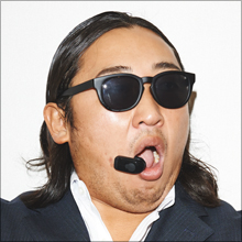 「アダルトグッズに見えないデザインは、想像力を膨らませてくれます」 鬼才・コント師ロバート秋山が提案する新しい使い方とは?