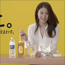 最高に癒される…井川遥の人気再燃させた『角ハイボール』CM、そのウラで初代出演者の小雪は凋落