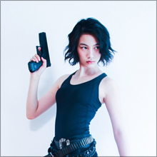 能年玲奈、カッコよくてセクシーな“魔性の女”に挑戦! ほのかに胸のふくらみがわかる姿にファン歓喜