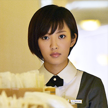 夏菜、影の薄い役柄でもメイド服から飛び出す巨乳は存在感抜群! 冷たい表情でもファンを魅了