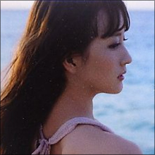 「おっぱい大きくなってる」 小松彩夏、胸の谷間があらわなセクシーキャバ嬢役で人気作に登場