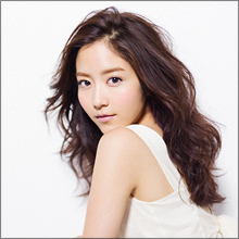 ふんわりと膨らむ胸とキレイな鎖骨…正統派美人・岡愛恵、色っぽい表情で混浴露天風呂を堪能