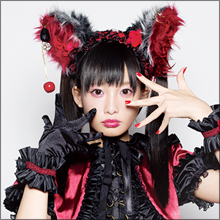 話題の魔界アイドル・椎名ひかり、ファンを土下座させて頭を踏む過激なファンサービス