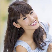 黒すぎる女子アナ・岡副麻希、ウィンク&髪をかき上げる誘惑ポーズでファン魅了