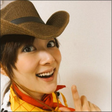 色っぽすぎるREINA&なぜか胸を揉む岡田萌枝…個性派女芸人がセクシーショットで話題に