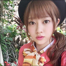 菊地亜美、パンツ丸見えの無防備状態に…びしょ濡れショットでぽっこりお腹も披露