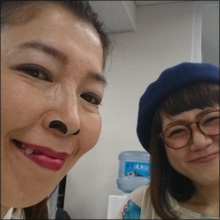 元ストリッパーの新人芸人、テレビ初出演で大胆すぎる開脚披露!! パンツ丸出し状態で爪跡残す