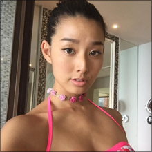 すみれ、パーフェクトボディに絶賛の声! 小麦色の肌とセクシーな“へそピ”でファンを虜に