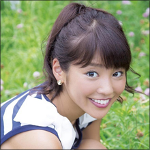 黒すぎアナ・岡副麻希、ミニスカ衣装で“お尻クルミ割り”に挑戦!
