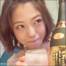 中村静香、酔っぱらいながらビキニで大はしゃぎ! 飲みカワアイドル本領発揮