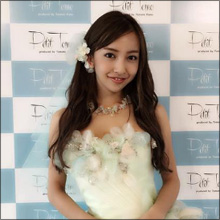 板野友美、ウエディングドレス姿に絶賛の声! アンチも黙らせる華やかショット