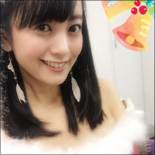 脊山麻理子、セクシー度アップで話題に! ぴったりワンピにファン歓喜