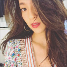 中村アン、谷間ぱっくり大胆ドレス! 色っぽい胸チラにファン歓喜