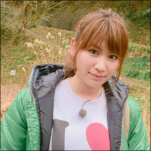 久松郁実、温泉ショット2連発で大人の色気! こんもりとしたバストの谷間にファン釘づけ
