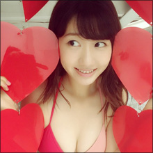 柏木由紀、バレンタインビキニで谷間チラリ! セクシーコスでもファンを魅了