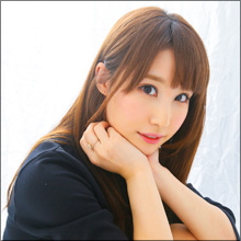 AV女優・あやみ旬果、太ももから生えるアレに興味津々! ペニバンのイメージをぶち破るペニバン