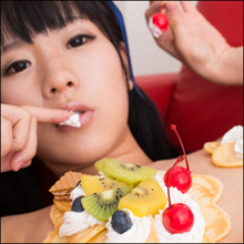 過激すぎてアメブロに8回バンされたグラドルが女体盛りに挑戦!!