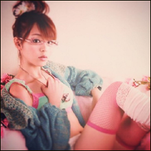 平野綾、太もも大胆露出の“攻めた”写真公開! 賛否を巻き起こしながらも活動は順調!?