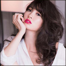 小嶋陽菜、ヨガ体験中に「変態ポーズ」で胸の谷間を大胆露出…セクシー番長の健在ぶりにファン大興奮