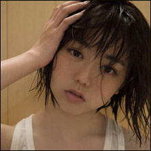 峯岸みなみ、手ブラ披露でセクシー路線が加速! 生配信で「ポロリ」寸前ハプニングも