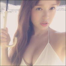「パフパフしてほしい」Soweluの豊満すぎる谷間ショットに絶賛の声! セクシー路線の浸透で完全復活