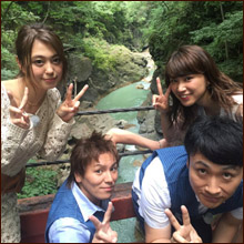 久松郁実&大川藍、旬の美女ふたりがバスタオル一枚でセクシーポーズ! 男性視聴者から「神回」と絶賛
