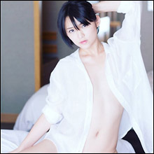 “孤高の微乳クイーン”鈴木咲、美顔&色白美肌際立つノーブラセクシーショット