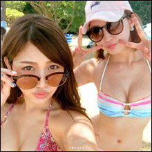 「ミラクル神ボディ」松嶋えいみ&「神尻Eカップ美乳」小島みゆ、グラビア界屈指のスタイルを誇るふたりの“お得感あふれる”プライベート・ビキニショット!