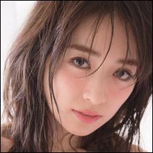 泉里香、初の公式カレンダーで“エロふわボディ”披露! 最新グラビアで伝説のニット衣装も