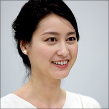 テレ朝・小川彩佳アナ、ミニスカ衣装で太もも露出! テーブルの下にファン釘づけ