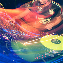 クラブで回す「DJ芸人」がモテまくるワケ