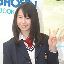 「私、制服脱ぎました」小池里奈、高校卒業記念写真集はお宝度満点!