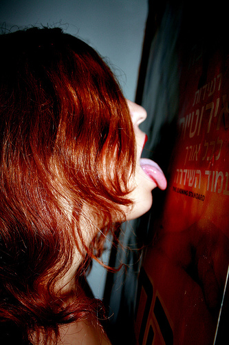 lickgirl0710fla.jpg