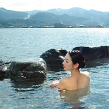 和美女が秘湯でしっぽり♪ 日本の"美"を部屋で堪能!!