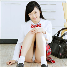 足立梨花に匹敵する尻美人!? 清楚系黒髪美少女・杉原里奈、限界スレスレの過激ポーズで着エロデビュー