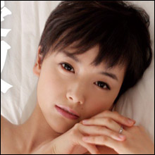 ベリーショート美人・向井藍のリアルなイキっぷりが素晴らしい!! 旦那の目の前で中出しされる若妻を熱演