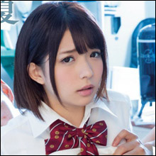 眉をひそめてしまうような凌辱シーンの連続! キュートなロリ女優・麻里梨夏が同級生たちの肉奴隷に…