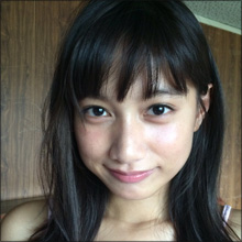 「キュートなのに色気がすごい!」 注目美少女・武田あやな、網タイツ&GANTZグラビアが大評判