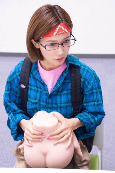 小島みなみ、お尻に種付け!? エロ漫画から生まれた足つき大型オナホに大興奮の画像13