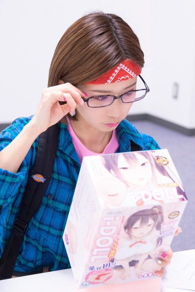 小島みなみ、お尻に種付け!? エロ漫画から生まれた足つき大型オナホに大興奮の画像4