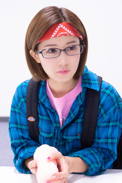 小島みなみ、お尻に種付け!? エロ漫画から生まれた足つき大型オナホに大興奮の画像5