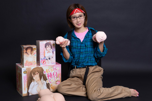 小島みなみ、お尻に種付け!? エロ漫画から生まれた足つき大型オナホに大興奮の画像15