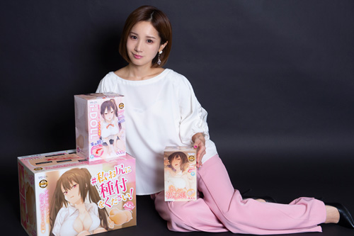 小島みなみ、お尻に種付け!? エロ漫画から生まれた足つき大型オナホに大興奮の画像14