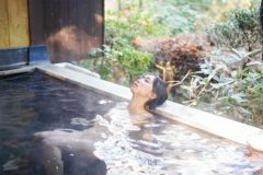 伊織もえ、技あり撮影で全裸風に!? しっぽりキュートな温泉グラビア!