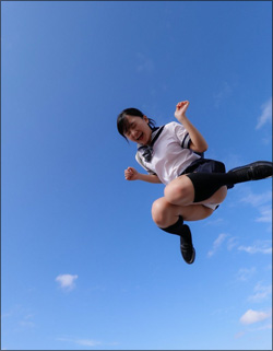 「制服美少女」西永彩奈、スーパージャンプで絶景パンチラ!の画像1