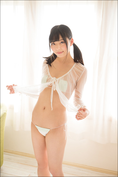 美少女がこんなエッチなことを考えているなんて…グラドル・鳴海千秋、彼のために大胆M字開脚&ねっとりキャンディ舐め!!の画像6